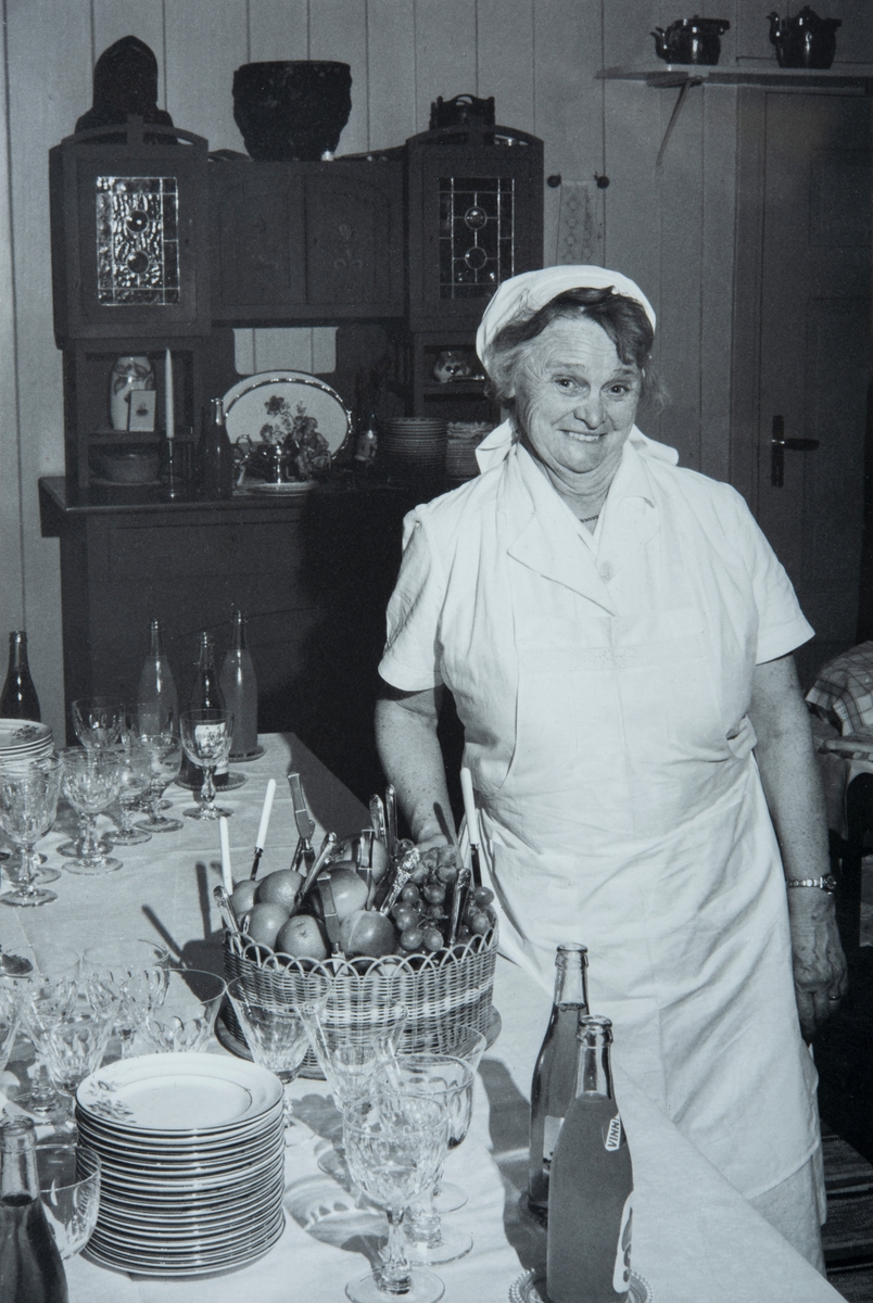 Det var Eline Bergsvenkerud som hadde ansvaret for matlaging og servering når det skulle holdes selskap på Kjøs i Vang, 81/1. Her står festbordet dekket til Ole Kjøs konfirmasjon i 1970.
