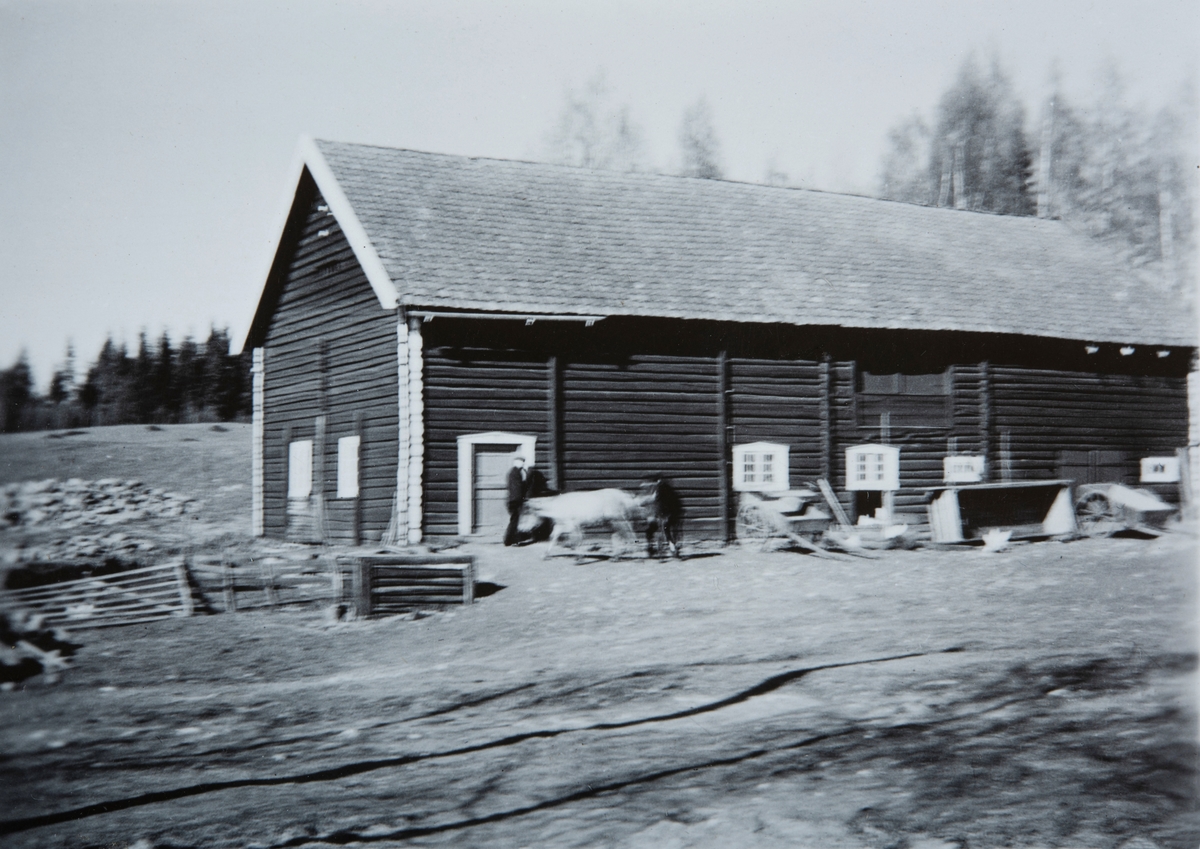 Den gamle stall-låven på Kjøs. 81/1. Den ble revet i 1935.