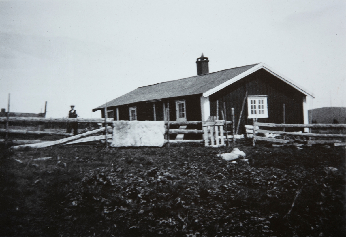Størhuset på Brumund. Størhuset bled restaurert i perioden etter 1931, da Ole Kjøs overtok drifta av gården Kjøs, 81/1.