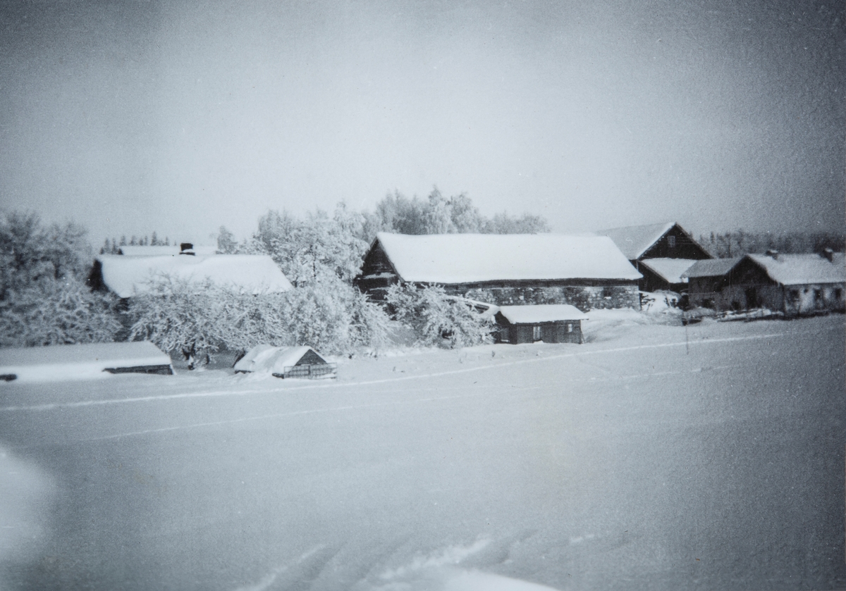 Oversikt over Kjøs, 81/1. Vinter, snø, 1930-åra.