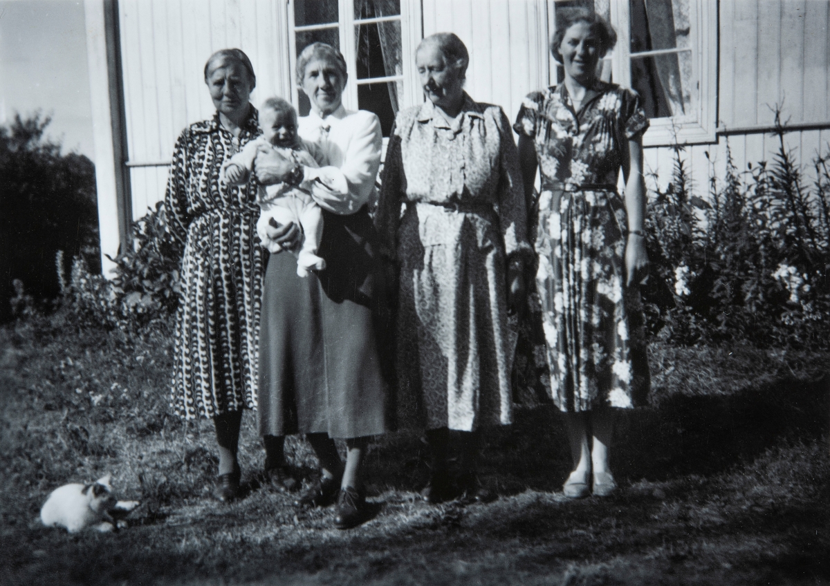 Gruppe 4 damer og et barn. Kjøs 81/1