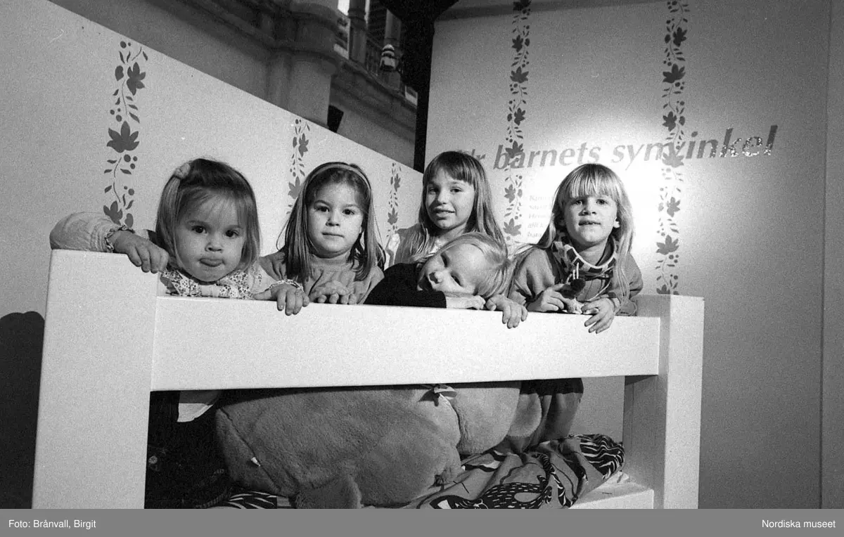 Dokumentation av Nordiska museets utställning Barnets Århundrade 26/1 1992 – 1/11 1992. Besökare i utställningen,