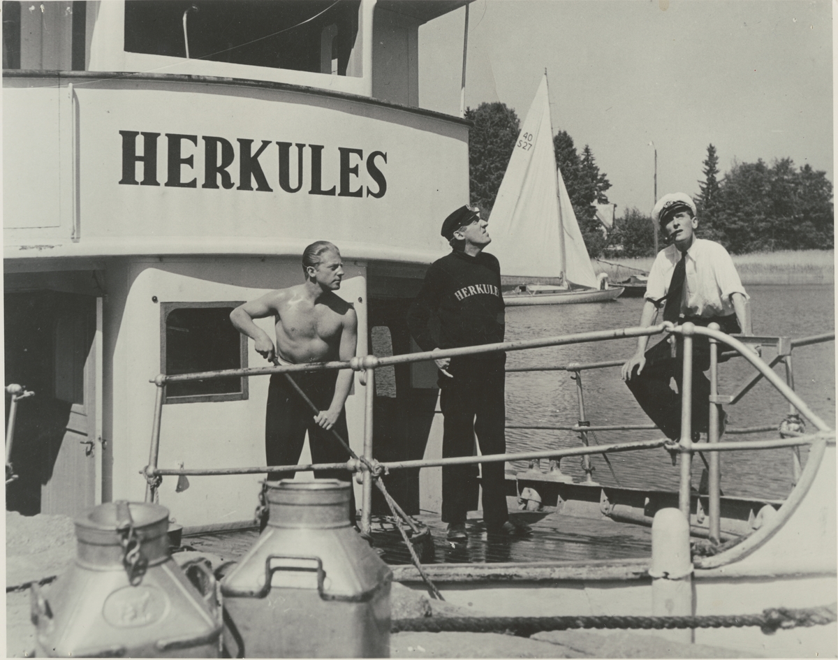 "Ur Sjöcharmörer", premiär oktober 1939 med skådespelarna Lasse Dahlquist, Rune Halvarsson och Emil Fjällström.