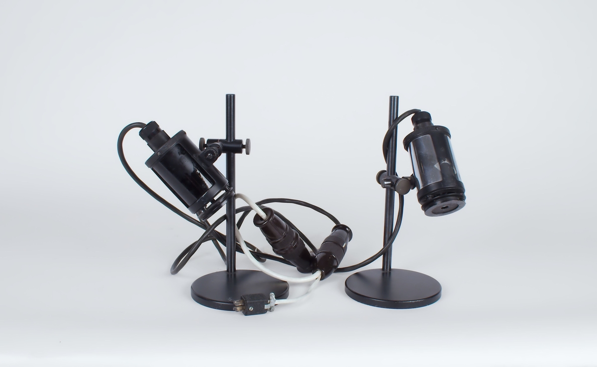 To lamper, en sort og en sølvfarget koblet opp på spenningsregulator.