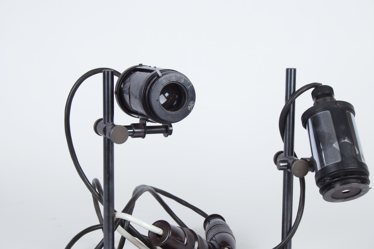 To lamper, en sort og en sølvfarget koblet opp på spenningsregulator.