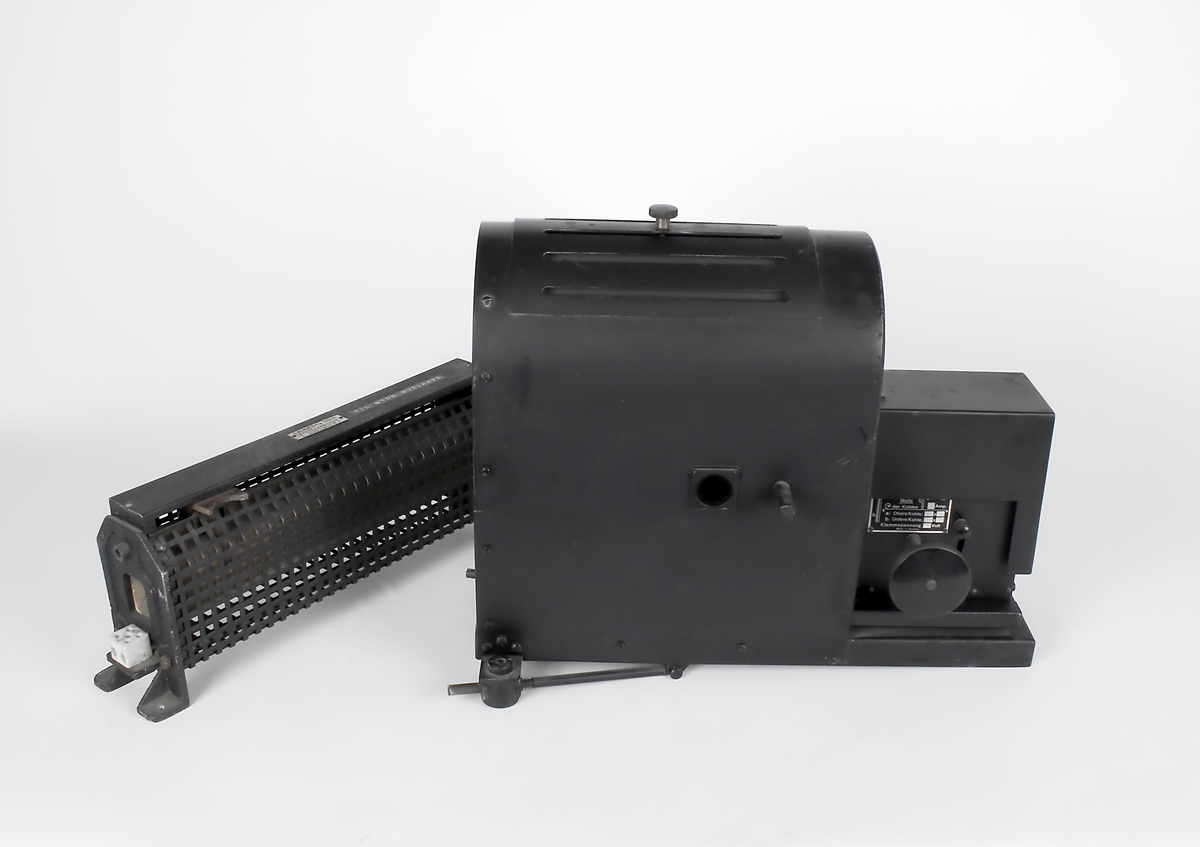 Kullbuelampe med skyvereostat og tilhørende kullstifter.