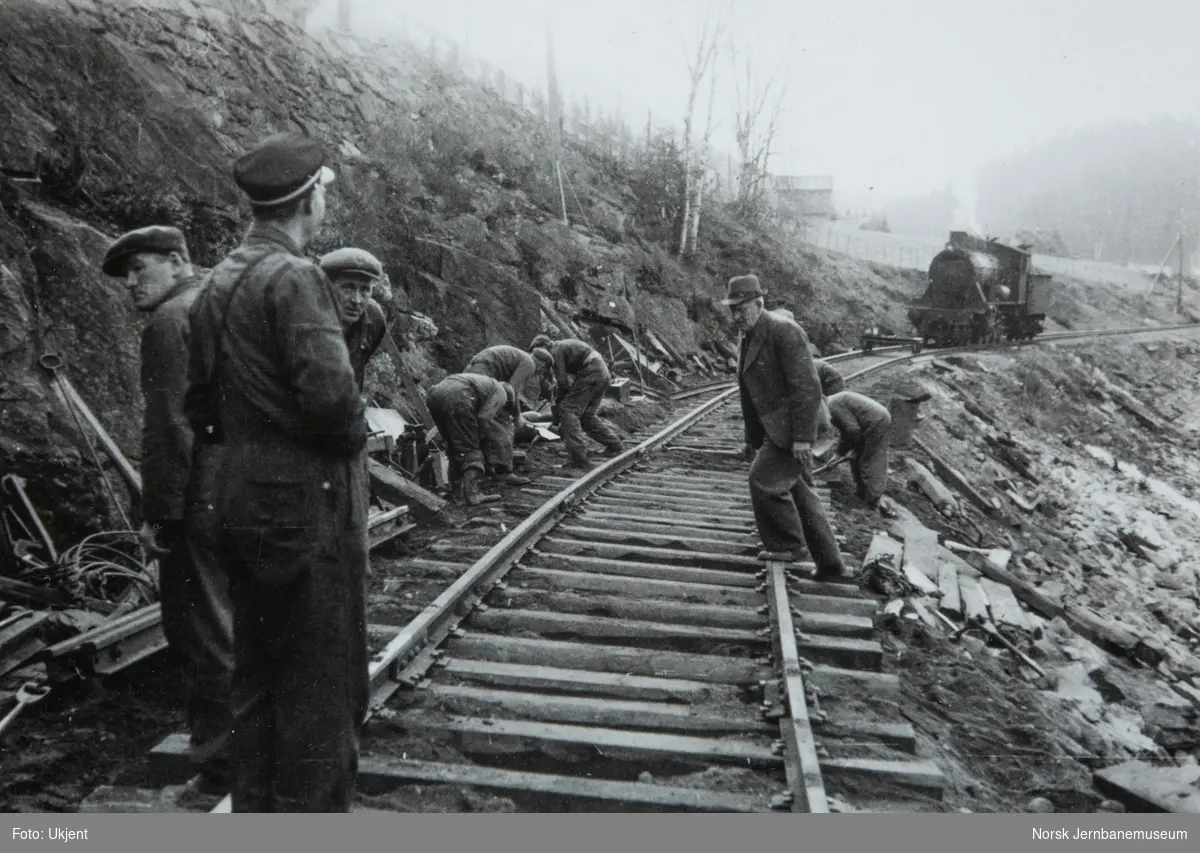 Gjenoppbygging av sporet etter avsporingen ved Krokkurven mellom Langlete og Reitstøa stasjoner på Rørosbanen.
