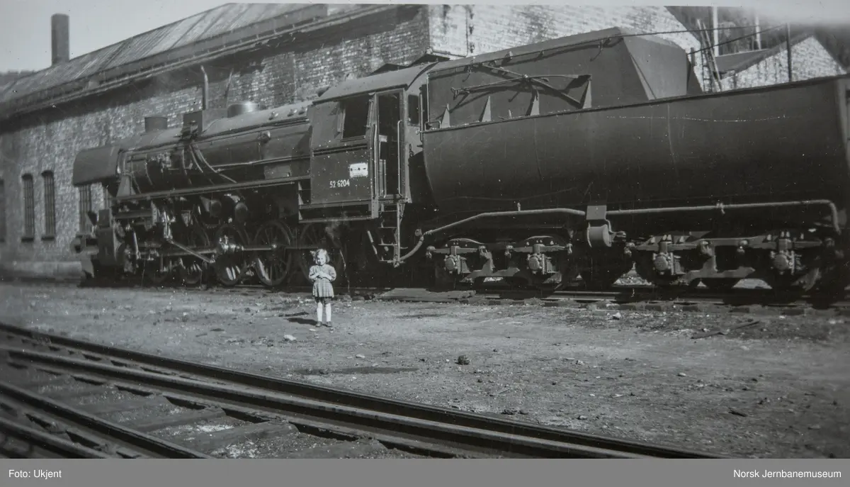 Damplokomotiv type 63a nr. 6204 ved lokomotivstallen på Støren stasjon.