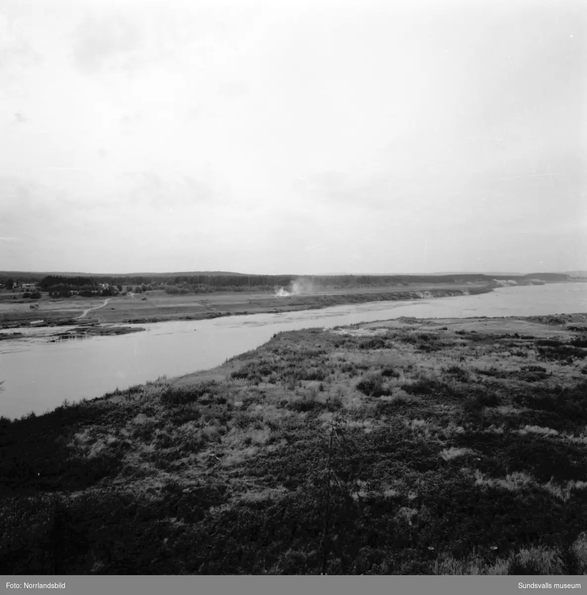 En stor grupp bilder från Indalsälvens dämningsområden i samband med bygget av Bergeforsens kraftverk.