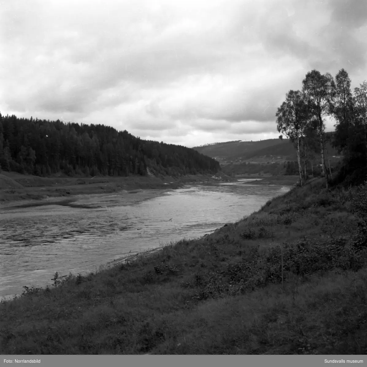 En stor grupp bilder från Indalsälvens dämningsområden i samband med bygget av Bergeforsens kraftverk.