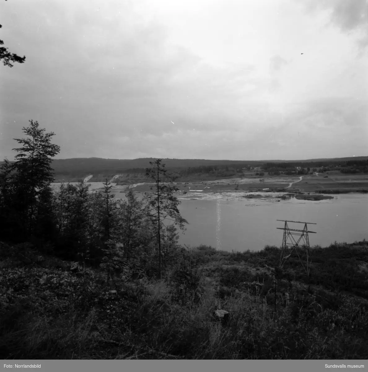 En stor grupp bilder från Indalsälvens dämningsområden i samband med bygget av Bergeforsens kraftverk.