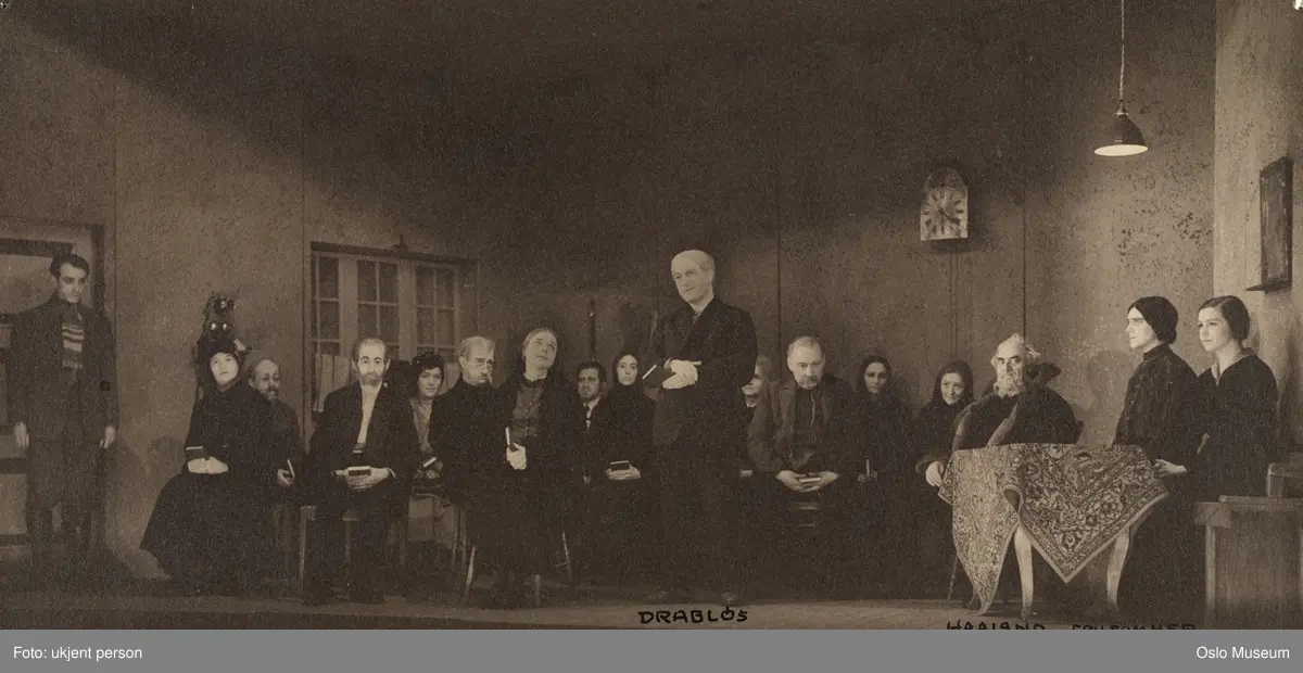 Det Norske Teatret, forestilling, "Læraren" av Arne Garborg, menn, kvinner, skuespillere, kostymer, scenografi