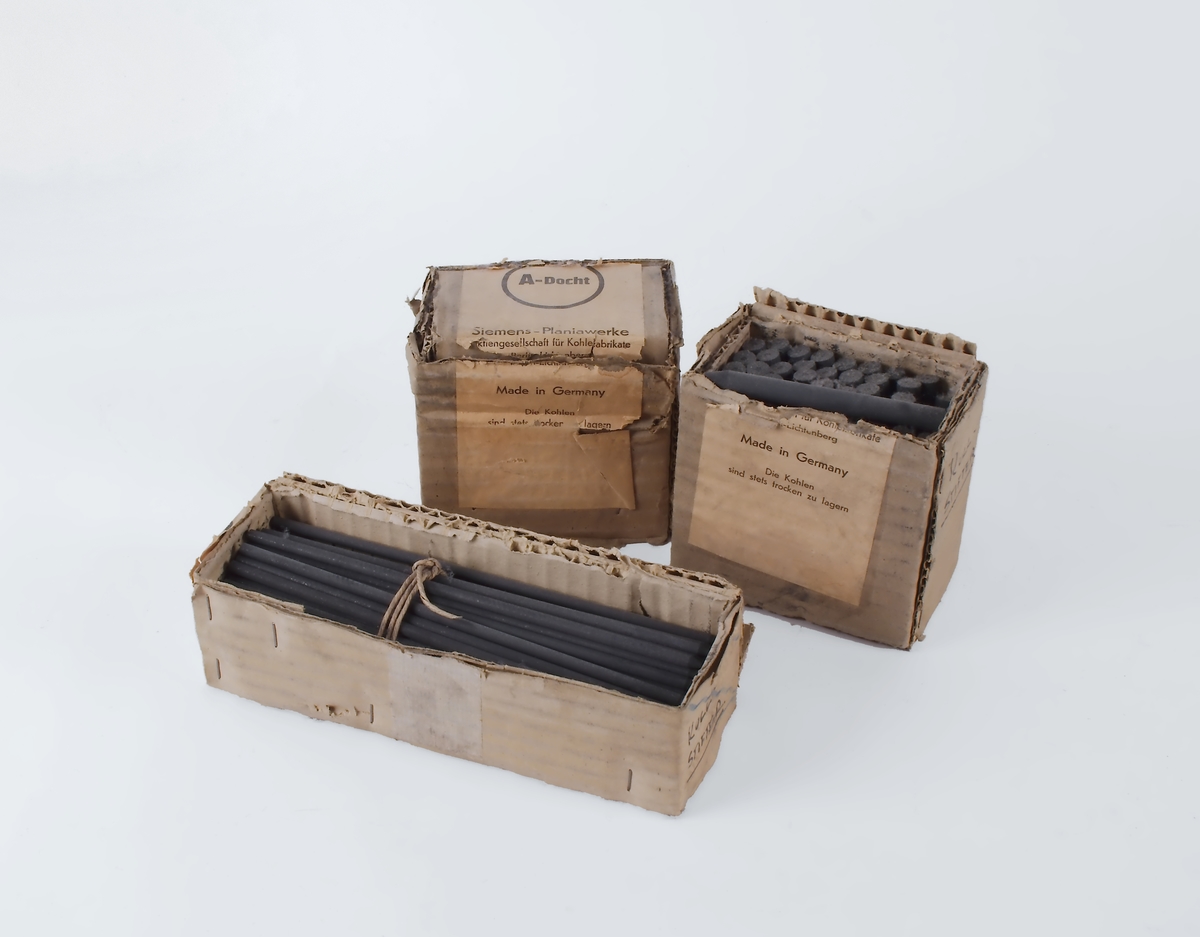 Kullbuelampe med skyvereostat og tilhørende kullstifter.