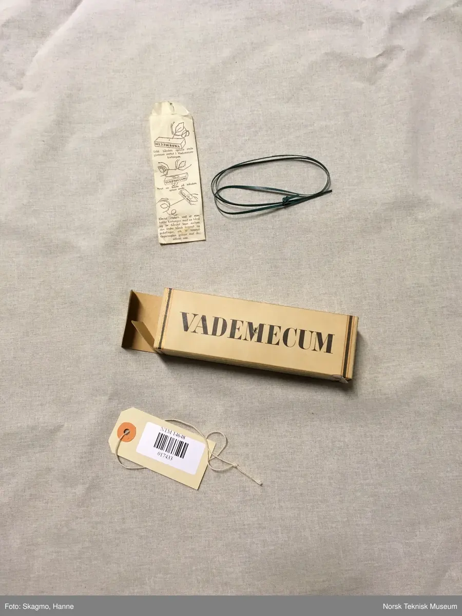 Eske for Vademecum- tannkrem inneholdende lydbånd med tale"Bruk Vademecum". Brukt som reklame.
