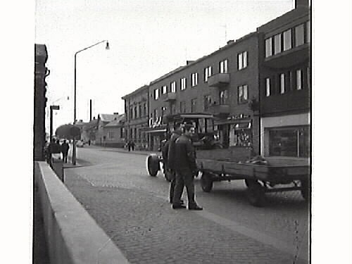 Stadsvy från Västra Vallgatan. Bilden tagen mot väster och visar södra delen av Domus samt biografen Capitol . 
Tidningsartikel: "De här herrarna som är betänkta på att kila 'raka spåret' över till Domus riskerar att bli bötfällda om de inte begagnar övergångsstället ca 20 meter längre bort". Publicerat i Hallandsposten 1967-01-05. Artikel i samband med bilden 6/3 1967.