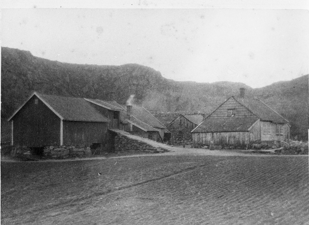 Litla Undheim, gnr. 45, her bnr. 9. Løa er påbygd i 1880.