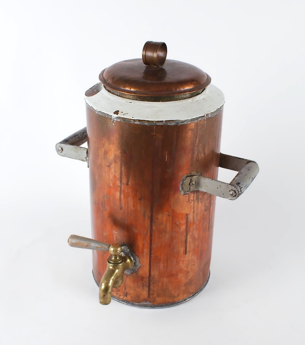 Kobberkjele med lokk og tappekran. Håndtak på sidene.