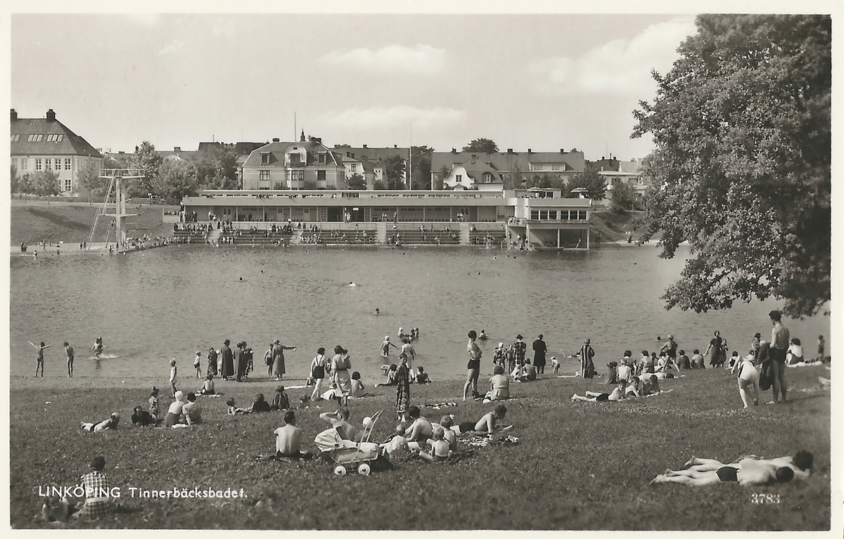 Vykort Tinnerbäcksbadet i Linköping.
Linköping, badsjö, Tinnerbäcksbadet, bad, badplats, Domkyrkan,
Poststämplat 29 juni 1948
Pressbyrån