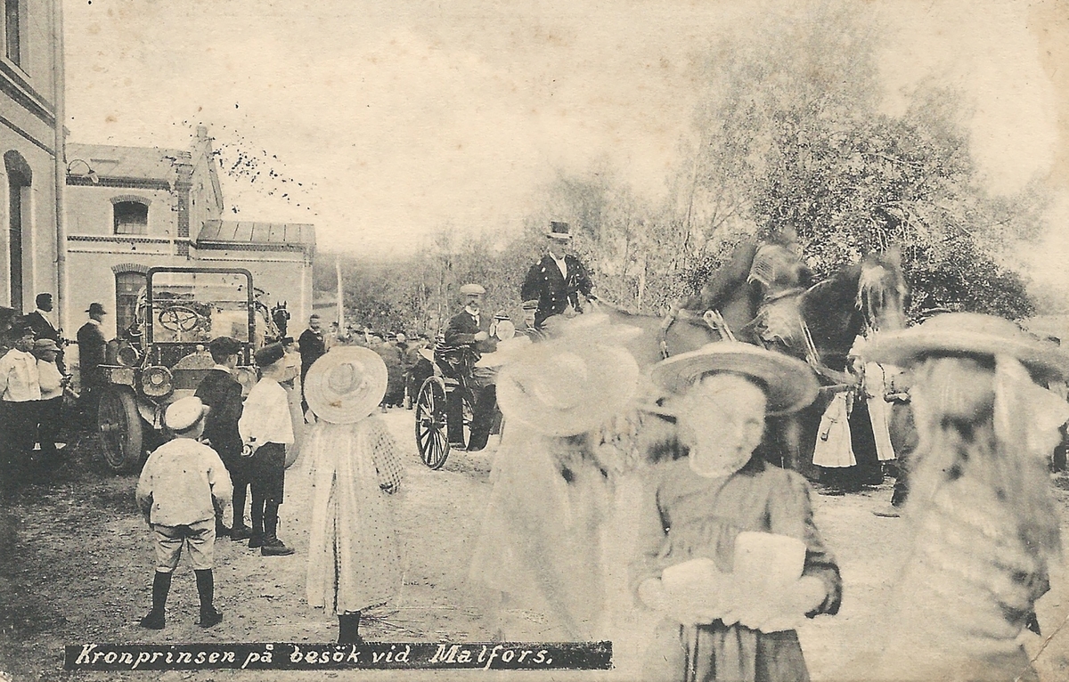 Vykort Kronprins Gustaf på besök i Malfors i Ljungsbro.
Malfors, Ljungsbro, Kronprins, häst och vagn,
Poststämplat 17 januari 1917
Hoffotograf SW Swensson Linköping