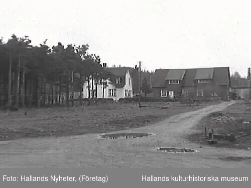 G25102 "Skällinge gamla marknadsplats ligger nu öde och tom."
G25104 "Ett par minnesgoda mannar, Edvard Nilsson, Attorp och Oscar Carlsson, Tågarp, vet mer om Skällinge marknad än någon annan." G25106 "En leksakshandlare - den ende på Skällinge marknad". 
Bilderna är publicerade i Hallands Nyheter 1947-12-17.