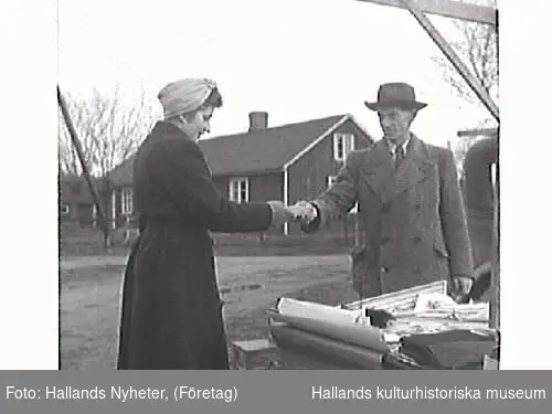 G25102 "Skällinge gamla marknadsplats ligger nu öde och tom."
G25104 "Ett par minnesgoda mannar, Edvard Nilsson, Attorp och Oscar Carlsson, Tågarp, vet mer om Skällinge marknad än någon annan." G25106 "En leksakshandlare - den ende på Skällinge marknad". 
Bilderna är publicerade i Hallands Nyheter 1947-12-17.