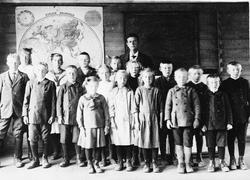 Elevane frå Tjåland og Kartevoll skolekrets i 1922. Lærar er