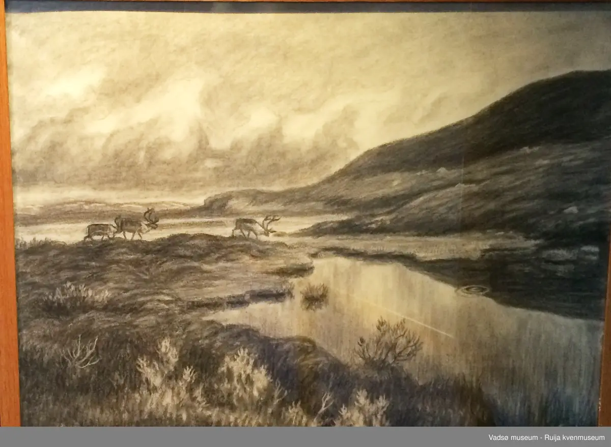 Sol bak skyer over fjell og fjellvann. Kulltegning i svart/hvitt