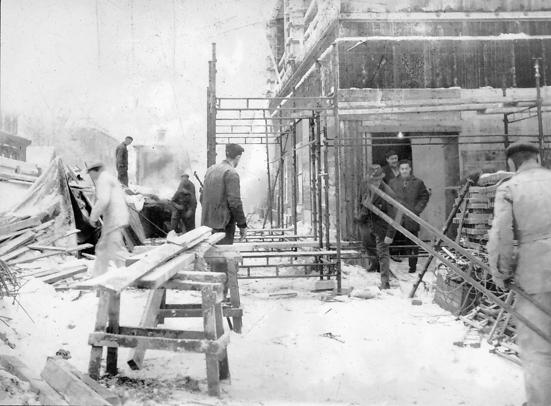 Vinterbild från bygget av Domusvaruhuset i varberg. Arbetet sker med hjälp av uppvärmning med ånga.