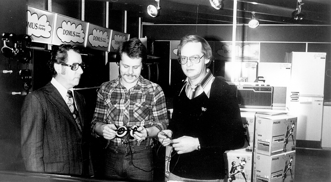 Interiör från varuhuset Domus. Roy Silverby visar den nya avdelningen för varuhuschefen Erik Engdahl och personalchef Tage Carlsson.