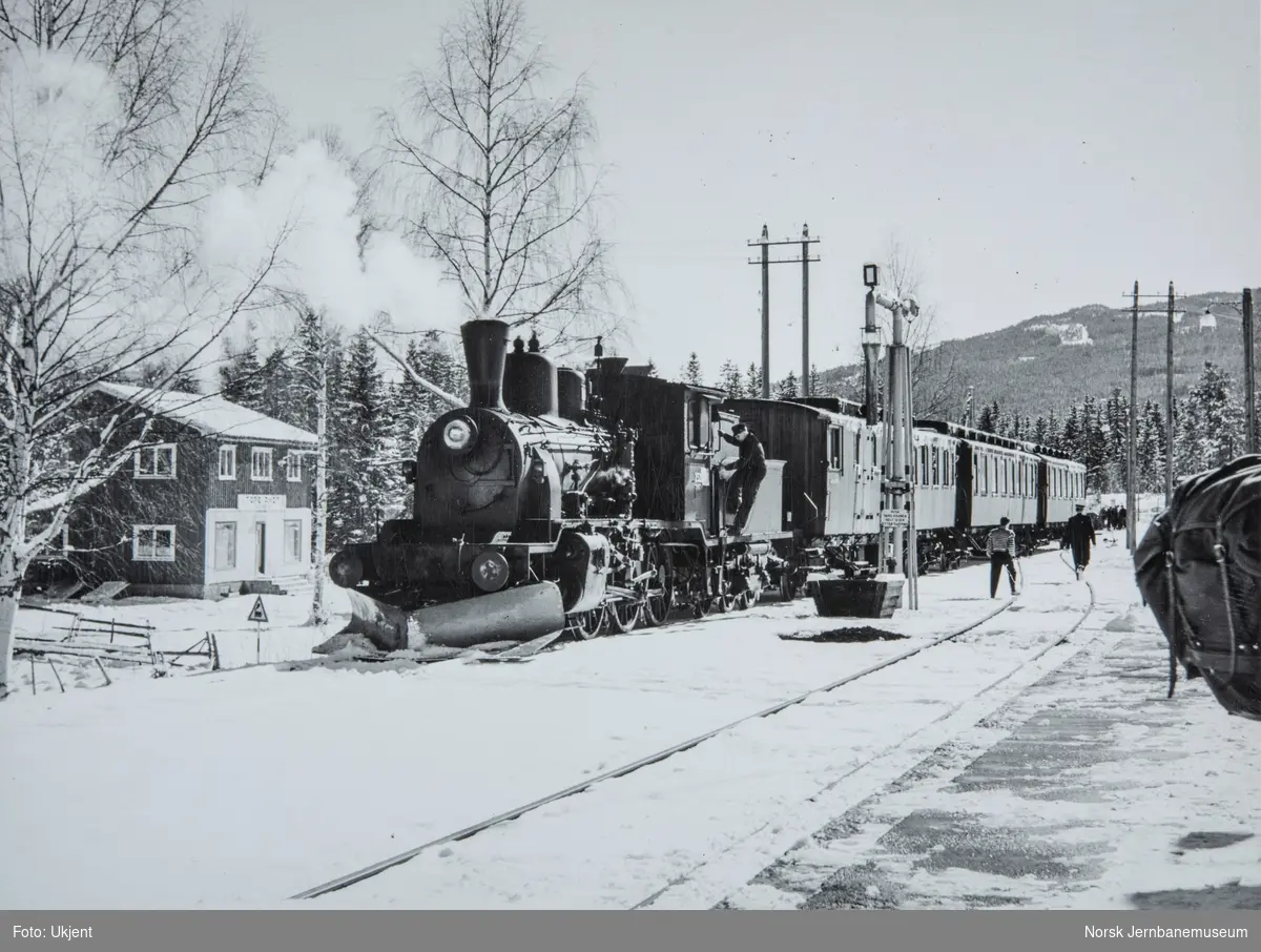 Damplokomotiv type 21b nr. 252 med persontog, trolig påsketog, på Veggli stasjon.