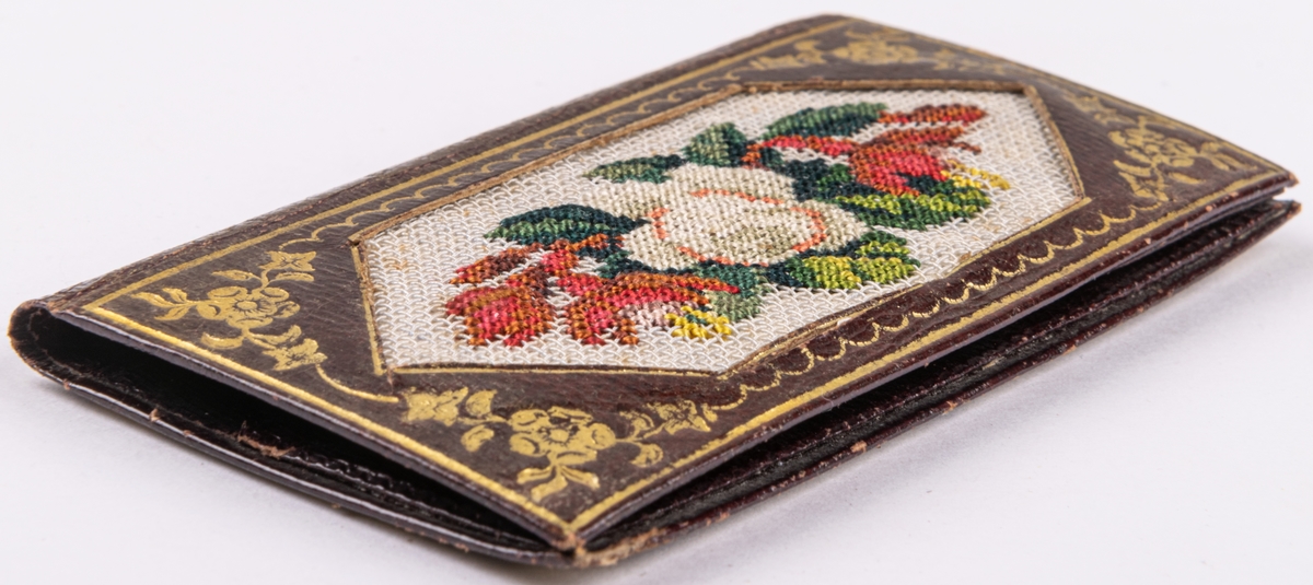 Etui av läder, broderad stramalj. För poletter eller mynt.