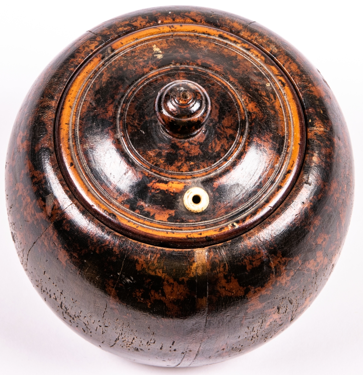 Nystask, svarvad av björk, med lock.