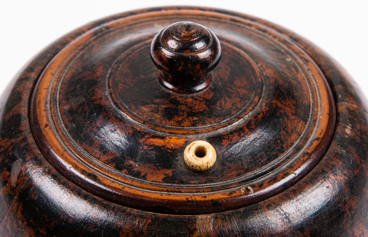 Nystask, svarvad av björk, med lock.