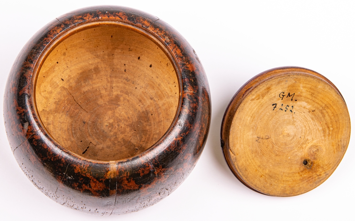 Nystask, svarvad av björk, med lock.