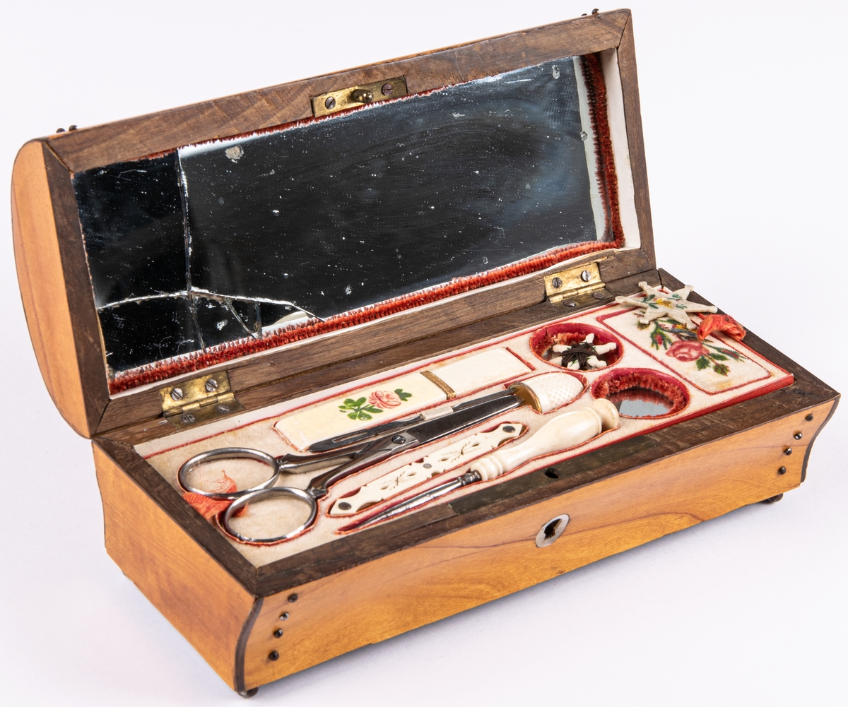 Syskrin av trä, längd 19cm, bredd 8cm. Kupigt lock, spegel i locket