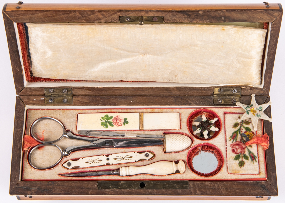 Syskrin av trä, längd 19cm, bredd 8cm. Kupigt lock, spegel i locket