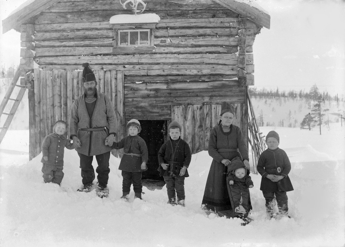 Familen Kant foran huset i Gravora.