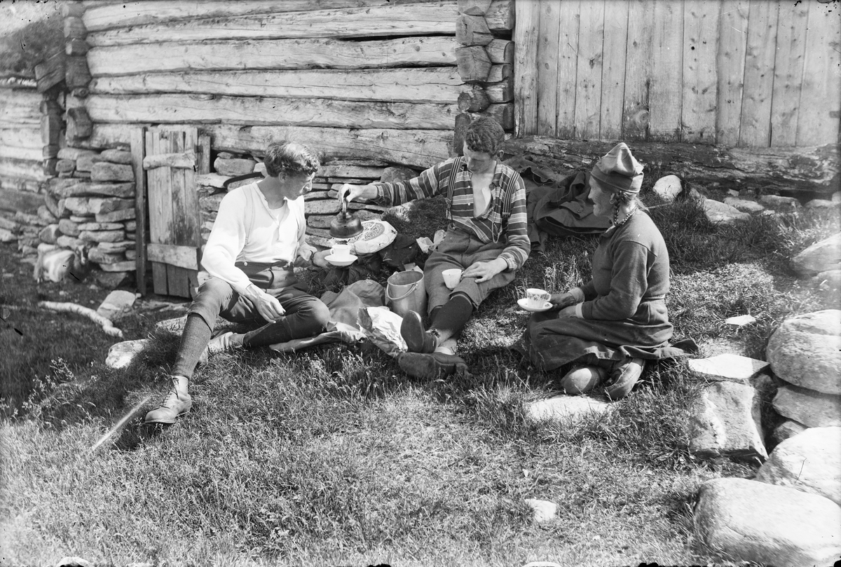 Kafferast i Håggåjøldalen. Brita Nilsdatter Bergli til høyre.