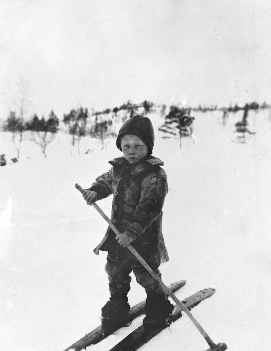 Gutt på ski på fjellet.