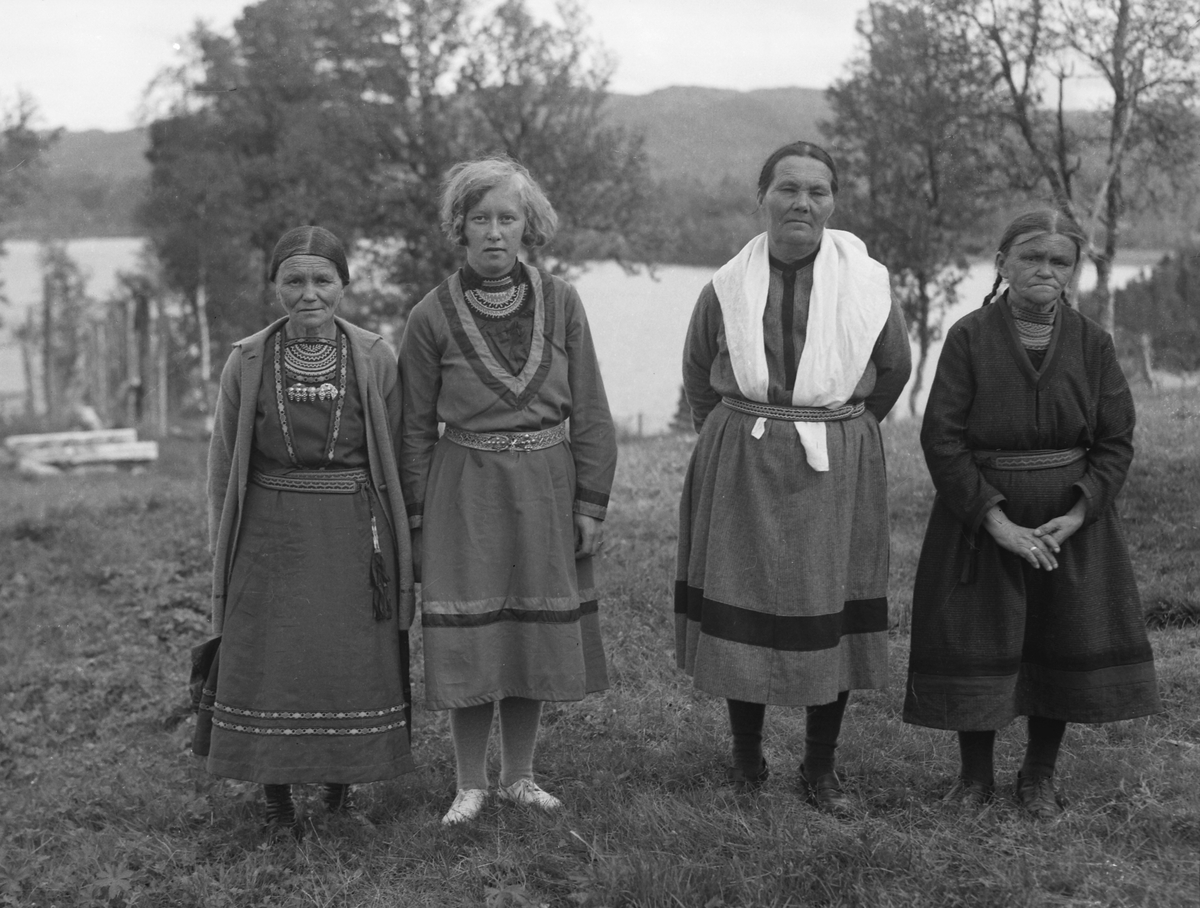 Elsa Nilsson, Salome Kant, Sigrid Jonsen og Anna Kant under Finnmisjonsstevnet i Vasslåtta.
