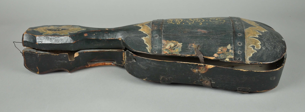 Feleskrin med jernbeslag og rosemaling.