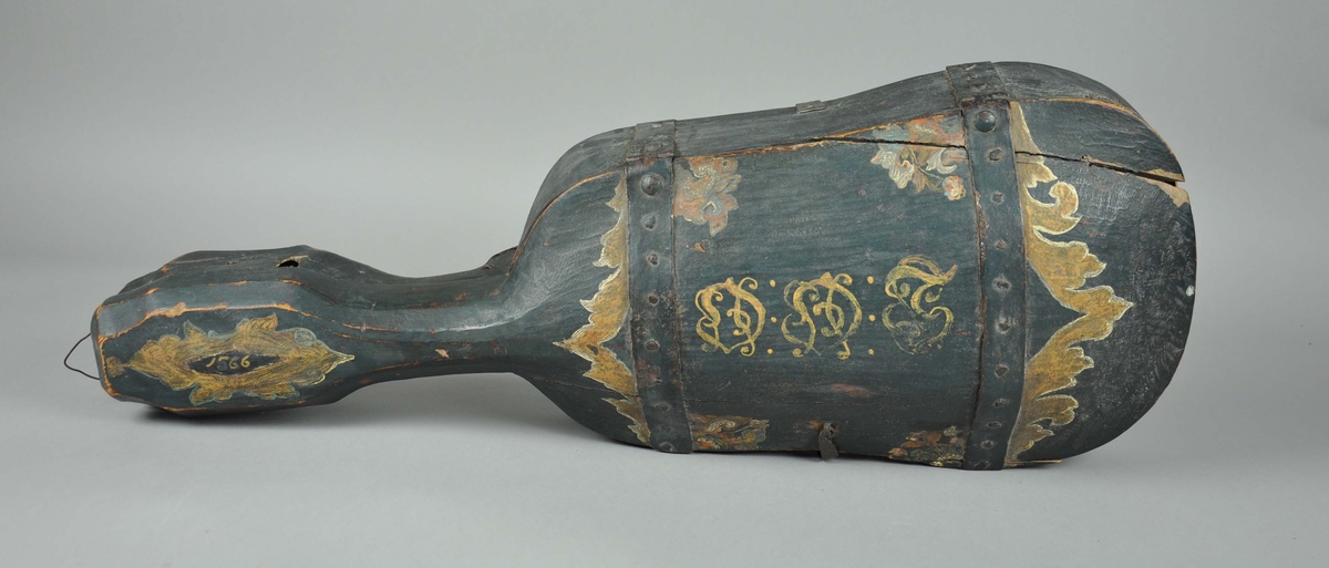 Feleskrin med jernbeslag og rosemaling.