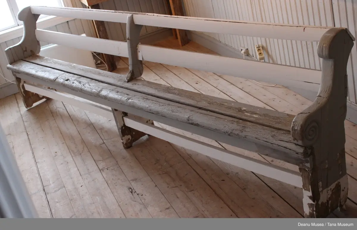 Kirkebenk fra Langnes kirke.