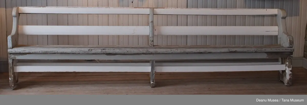 Kirkebenk fra Langnes kirke.