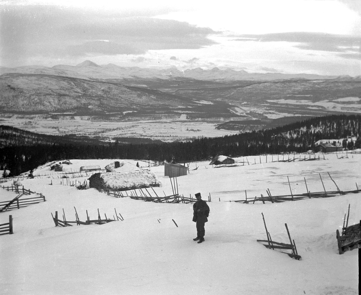 Mann på skitur på Tronsvangen, utsikt over Alvdal