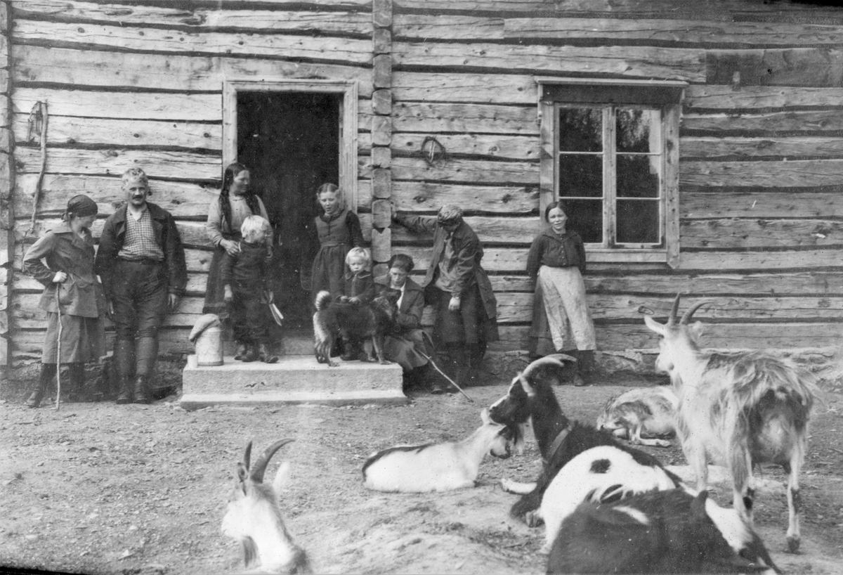 Fra Vasslåtta. Sigrid Jonsen til venstre i døråpningen, Elsa Nilsson (gift Larsen) lengst til høyre.