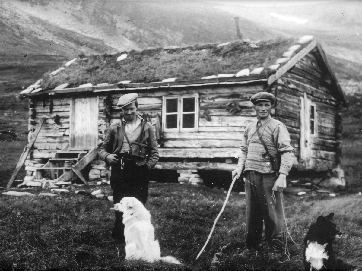 Nils Rensberg og Anders Fjeldner Renander foran seterstua i Bjønnaråa.