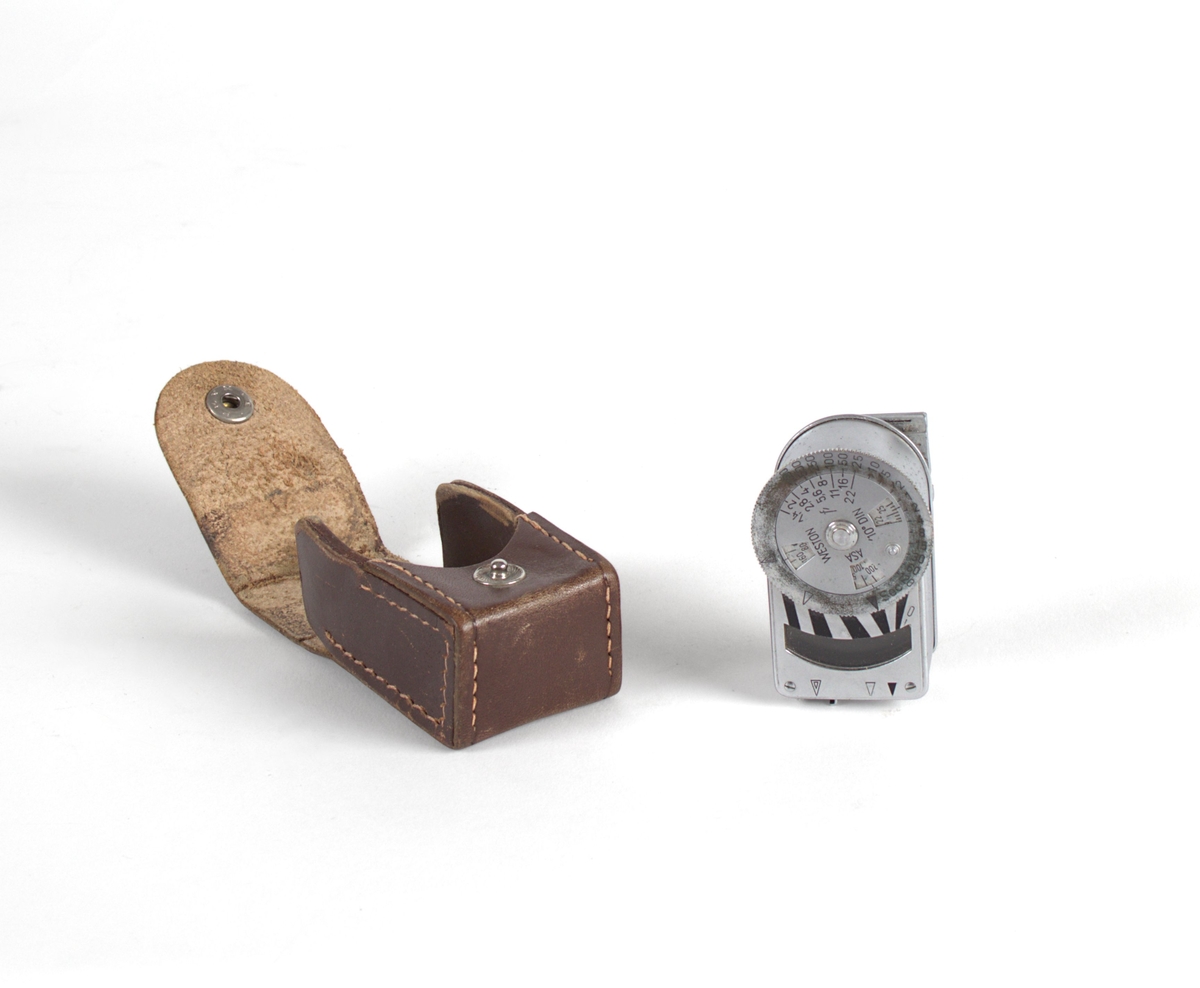 Lysmåler i brun oppbevaringstaske.