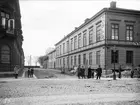 Borgmästargränd i Jönköping. Till vänster ligger Jönköpings Handelsbank som öppnades 1874 som en filial till Göteborgs Handelsbank. 1882 köpte banken Sahlströmska trädgården och lät bygga detta bankhus, som ritades av stadsbyggnadsmästare W.Witting.