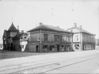 Östra Storgatan nr: 4 och 2 i Jönköping. I förgrunden syns spårvagnsspår och luftkabel.